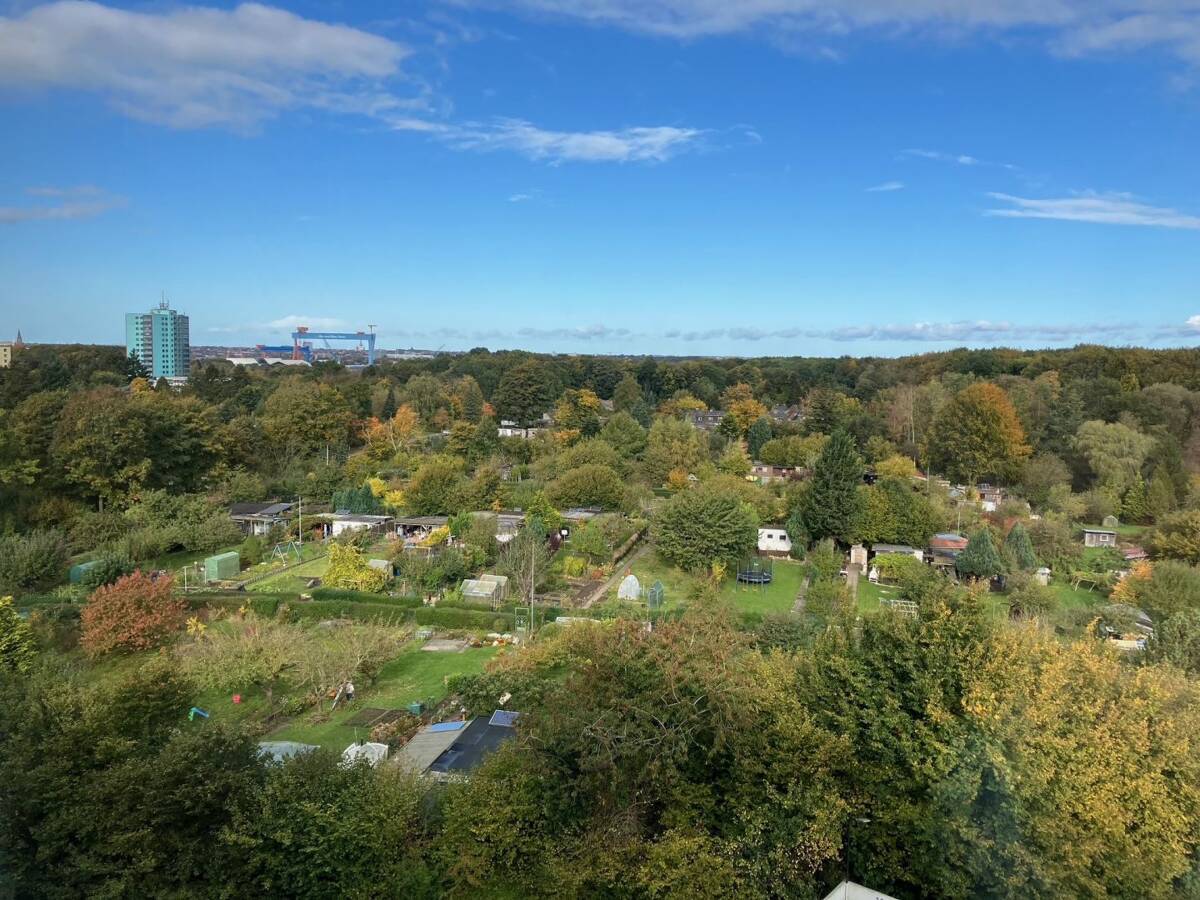 Weitblick über Kiel - Geräumige 3,5 Zimmer mit Balkon – 24147 Kiel – Bild 1 von 9