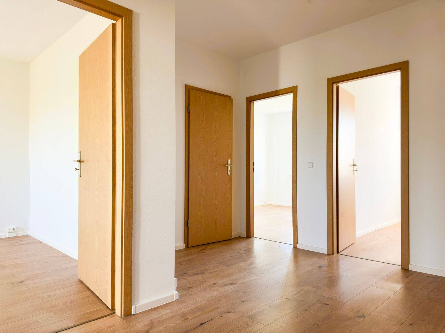 bezugsfrei: ruhige Lage | Südostbalkon | Aufzug | Fernwärme | Blick ins Grüne – Leipzig – Vorschaubild 4