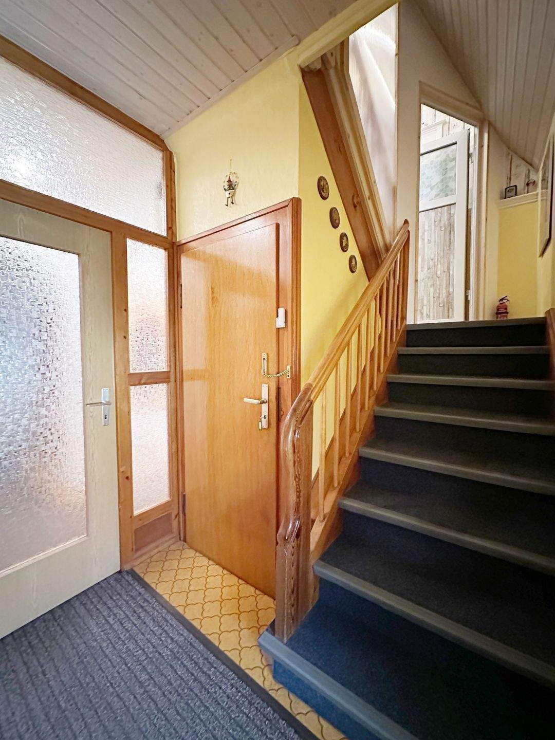 Ein Zuhause für die ganze Familie: Großzügiges Zweifamilienhaus mit schönem Grundstück, großem Balkon und zwei Garagen uvm. – Postbauer-Heng – Vorschaubild 7