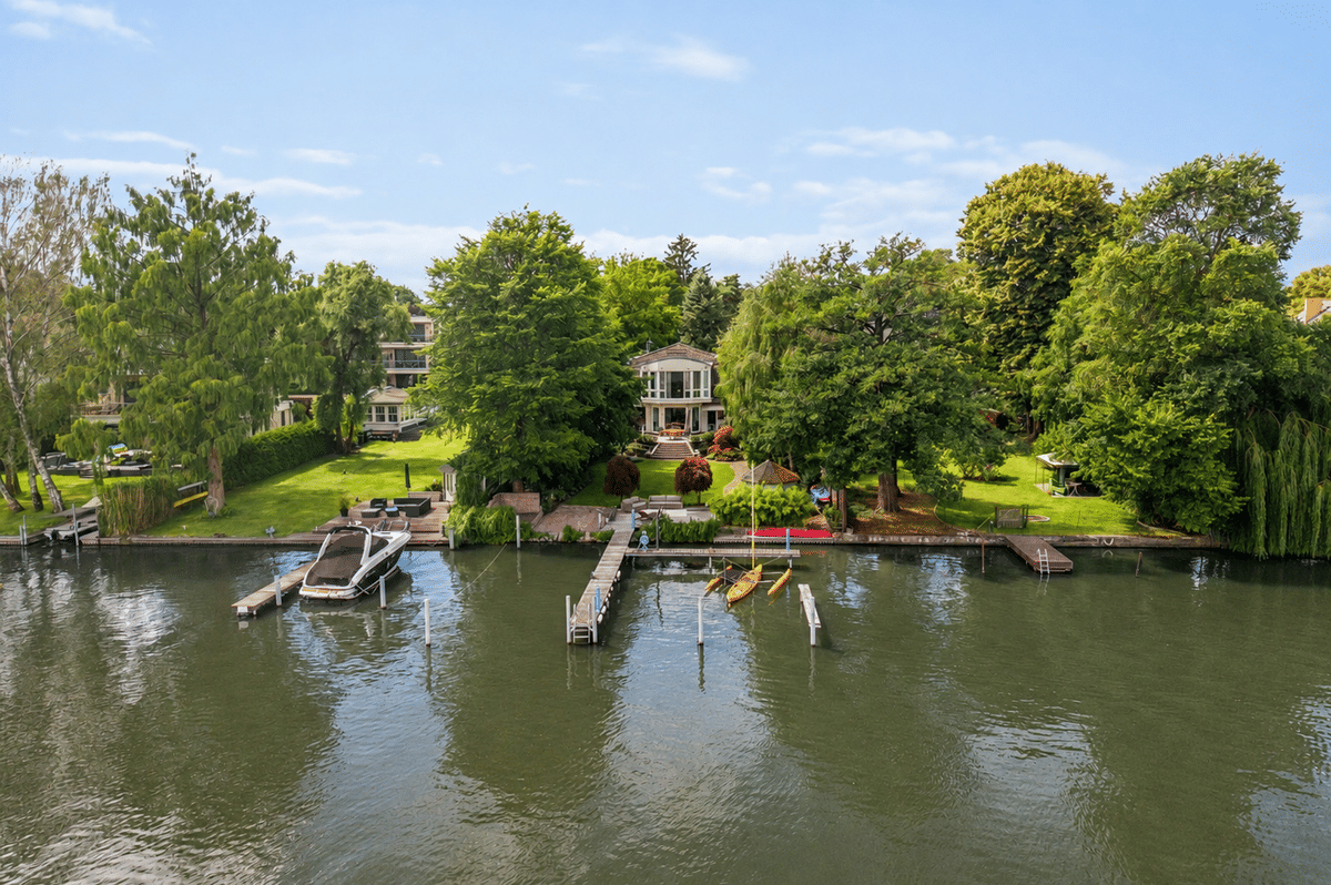 Exklusive Villa in traumhafter Wasserlage - Stilvolles Wohnen mit privatem Bootssteg und luxuriösem Spa-Bereich – 12527 Berlin – Bild 1 von 9