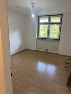Renovierte 2-Zimmer-Wohnung mit neuem Bad, großem Südostbalkon & Aufzug – 85748 Garching bei München – Vorschaubild 7