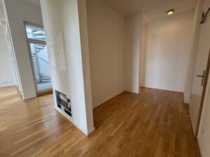 Preisgünstige, individuelle 4-Zimmer-Dachgeschosswohnung mit EBK, Balkon und Dachterrasse mit Aussicht