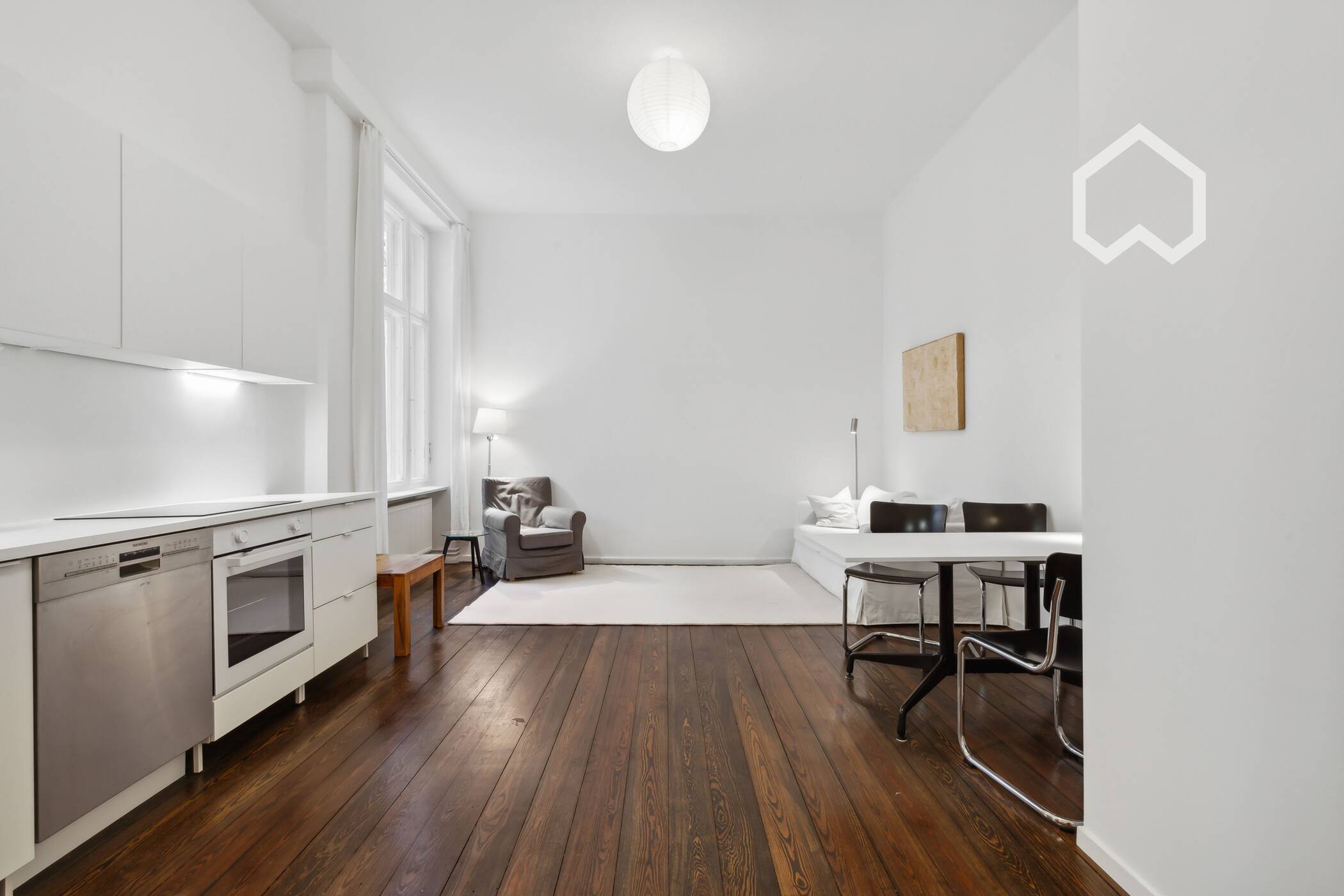Helle und neu möblierte 2-Zimmer-Wohnung mit geräumigem Wohnbereich und Badewanne – Berlin – Vorschaubild 6