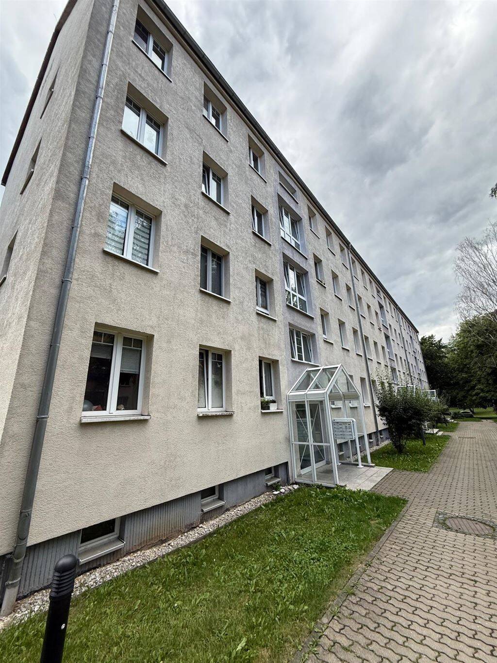 Gemütliche und vermietete 3-Zimmer mit Laminat, Balkon, Stellplatz und Wannenbad in ruhiger Lage! – Chemnitz – Vorschaubild 3