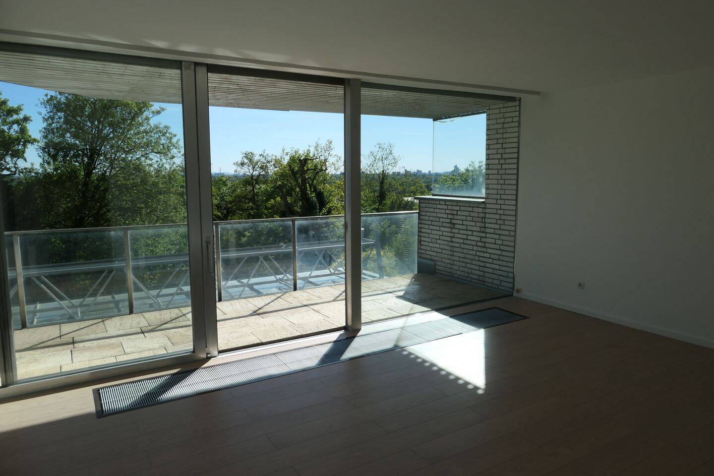 2-Zimmer-Wohnung in bester Lage mit außergewöhnlicher Aussicht – Düsseldorf – Vorschaubild 2