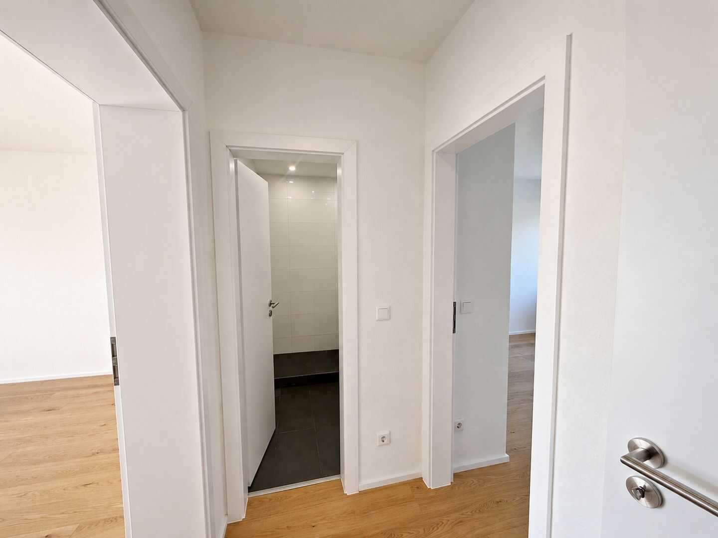 Wunderschöne Zwei-Zimmerwohnung mit großem Balkon und hochwertiger Ausstattung inkl. Außenstellplatz – Düsseldorf – Vorschaubild 8