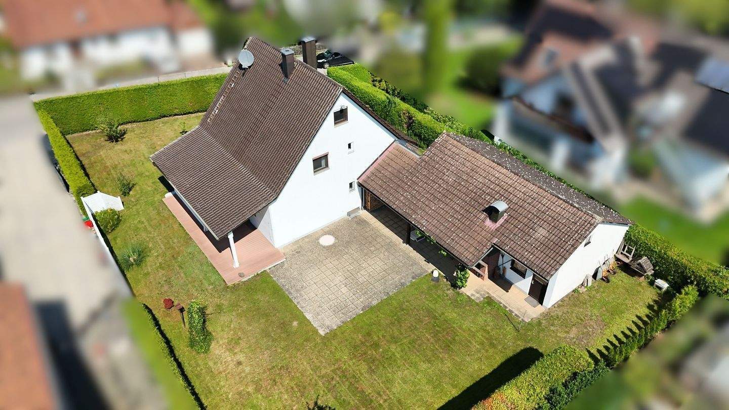 SCHÖNES, GROßZÜGIGES EINFAMILIENHAUS MIT TRAUMHAFTEM GRUNDSTÜCK IM BELIEBTEN VOGELSANG – Diedorf – Bild 1 von 9