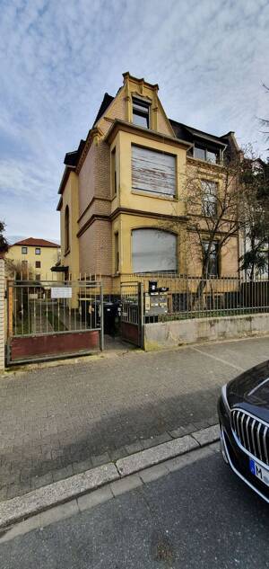 Altbau trifft Potenzial: Villa mit drei Wohneinheiten & Garagen in Offenbach am Main
