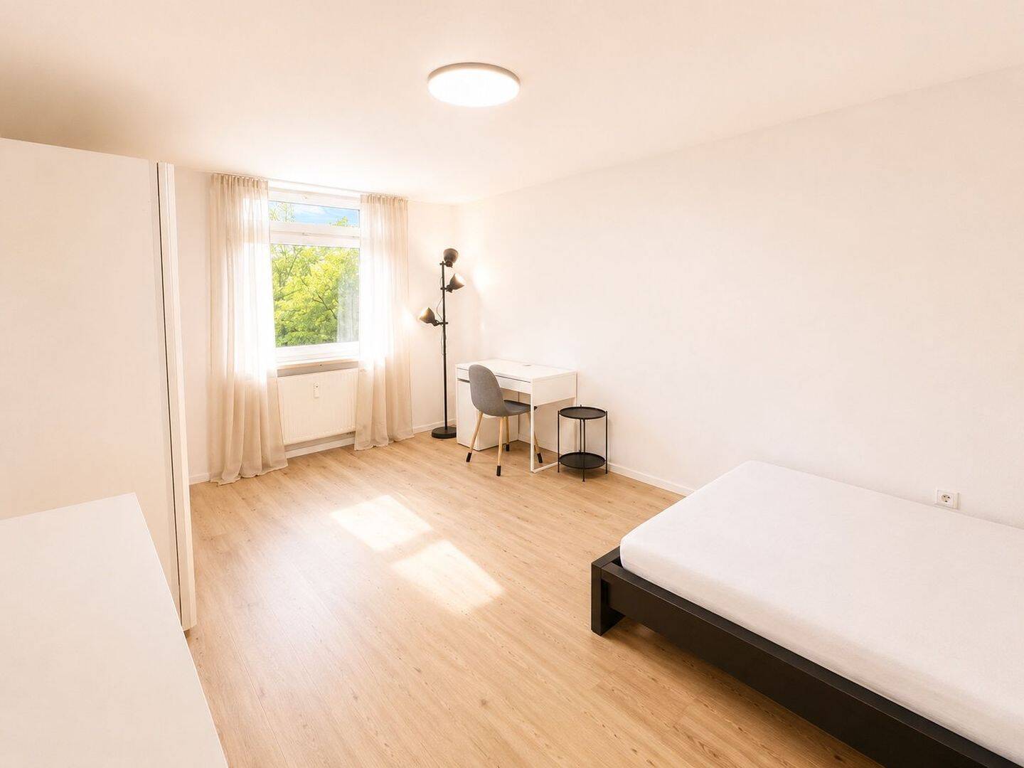 Modernes möbliertes Zimmer in frisch renovierter WG in München Aubing