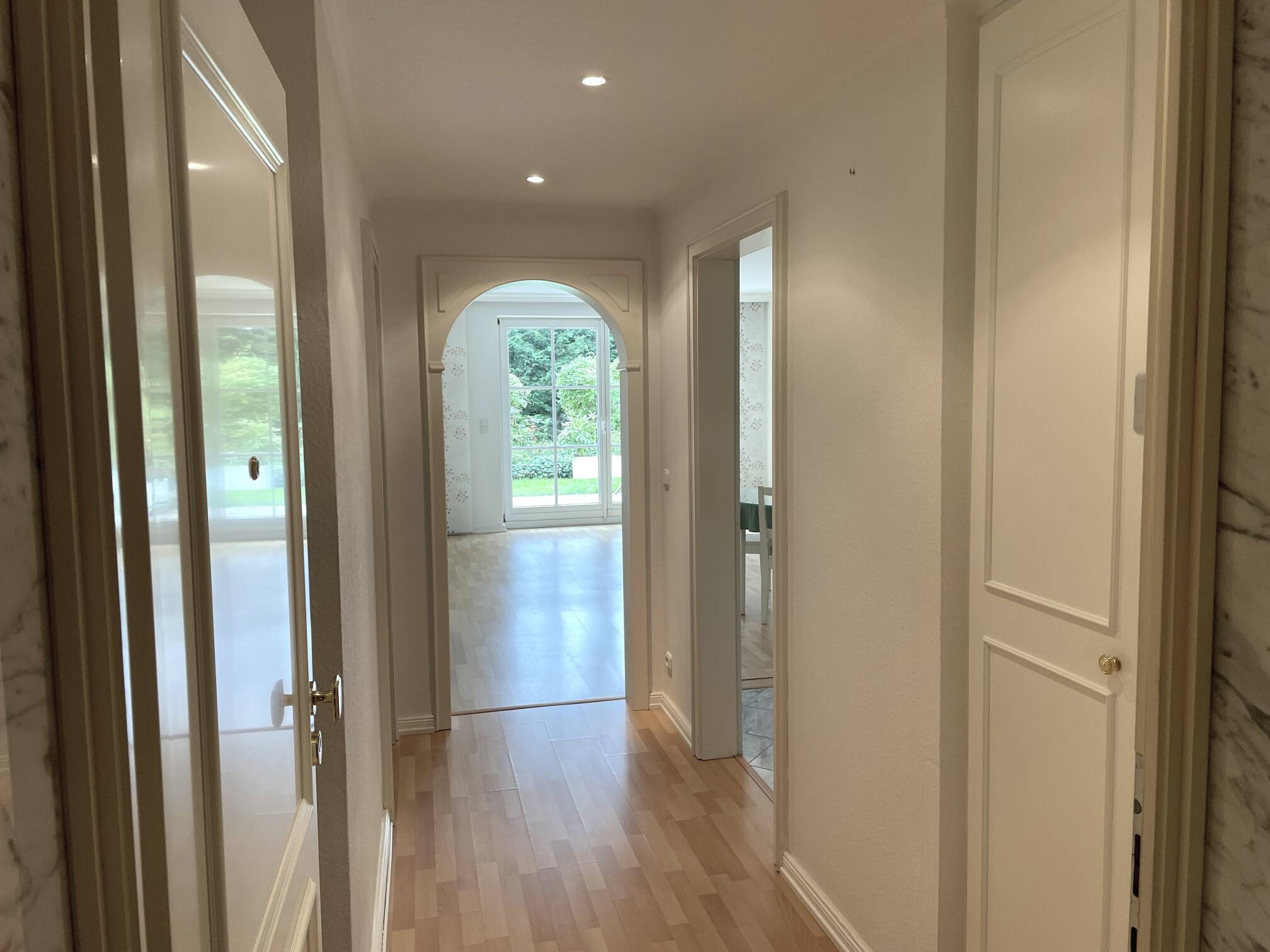 Exklusive Single-Terrassenwohnung mit Designküche, Tischlereinbauten, Fußbodenheizung und Tiefgaragenstellplatz – Hamburg – Vorschaubild 3
