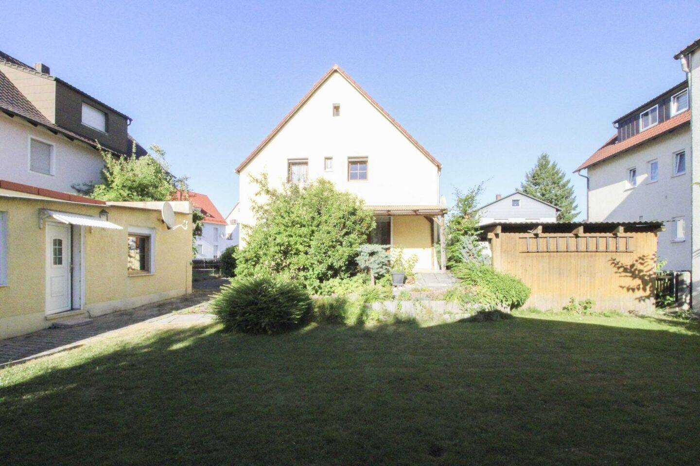 Einfamilienhaus mit idyllischem Garten - ideales Renovierungsprojekt Auch als Investobjekt geeignet! – Schwandorf – Vorschaubild 3