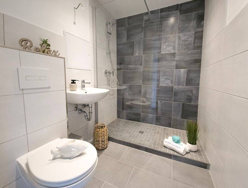 Fitness im Alltag, Entspannung zu Hause - schöne Wohnung mit großer Dusche