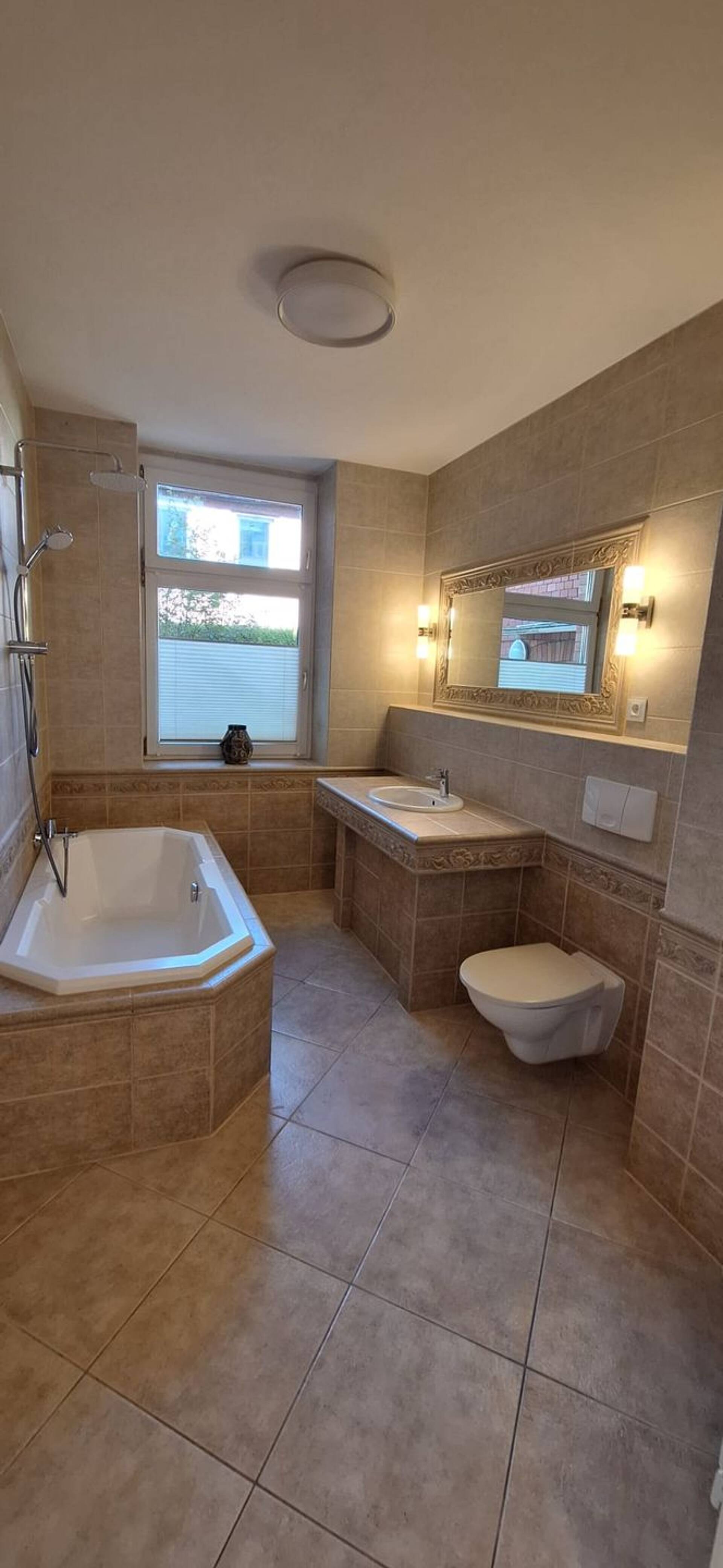 Erdgeschosswohnung in 08058 Zwickau mit 107 m² kaufen