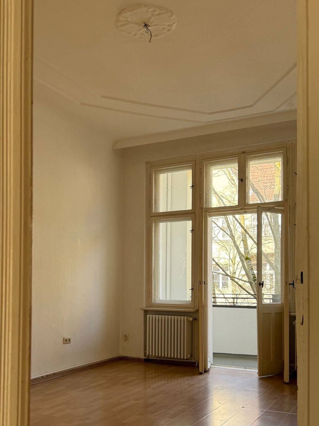 Bezugsfreie, großzügige 3-Zimmer-Altbauwohnung mit Balkon in grüner, ruhiger Lage in Reinickendorf! – Berlin – Bild 1 von 9