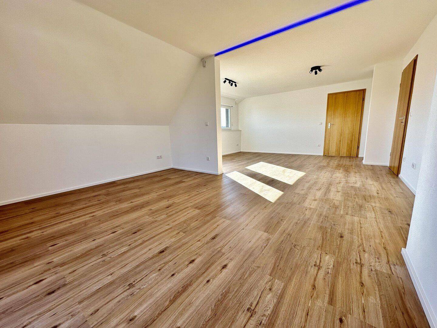 Dachgeschosswohnung mit traumhafter 60 m² Dachterrasse und Albblick - frisch renoviert