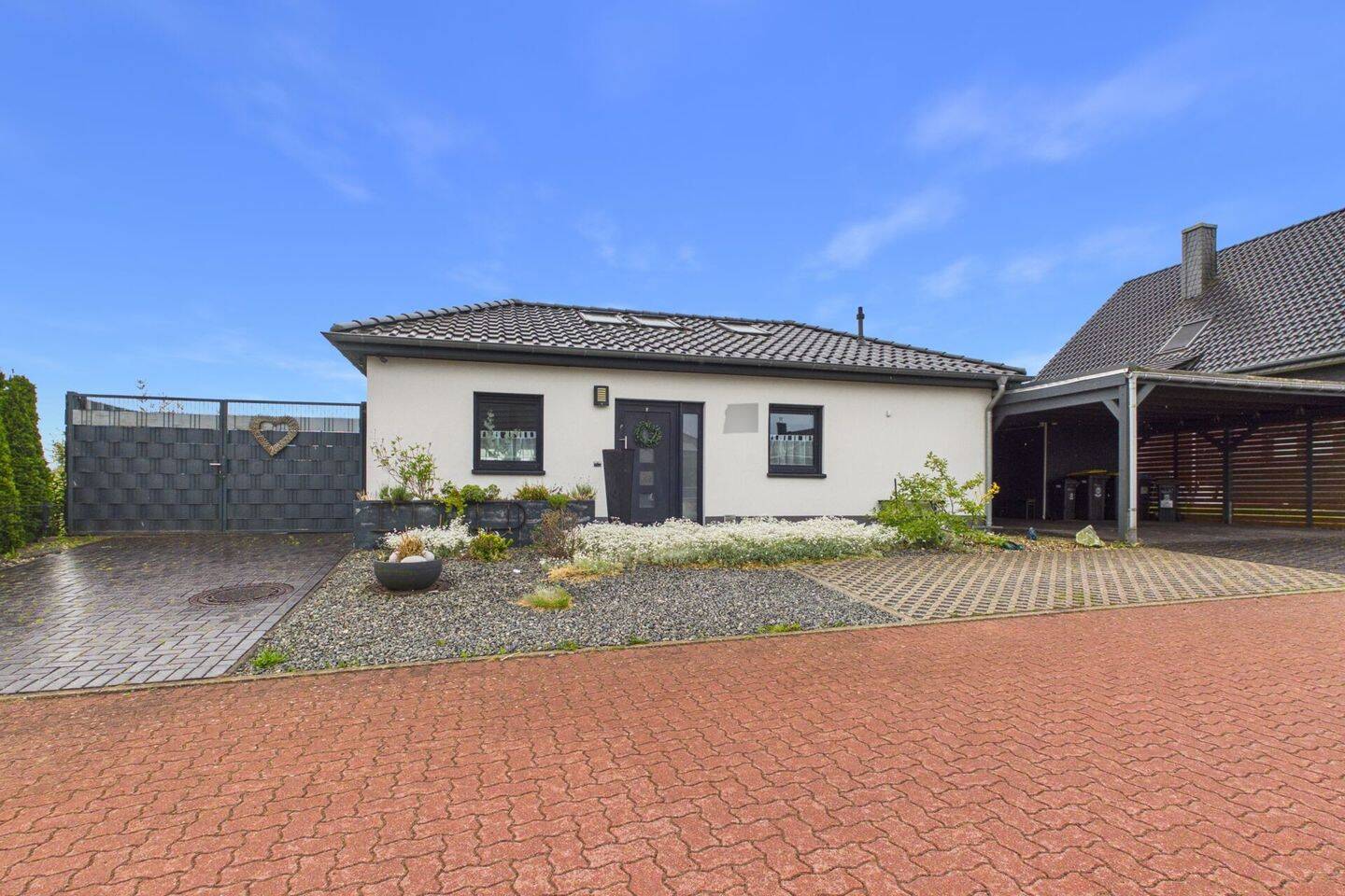 Neubau Bungalow im gehobenen Stil mit Pool – Bad Fallingbostel – Bild 1 von 9
