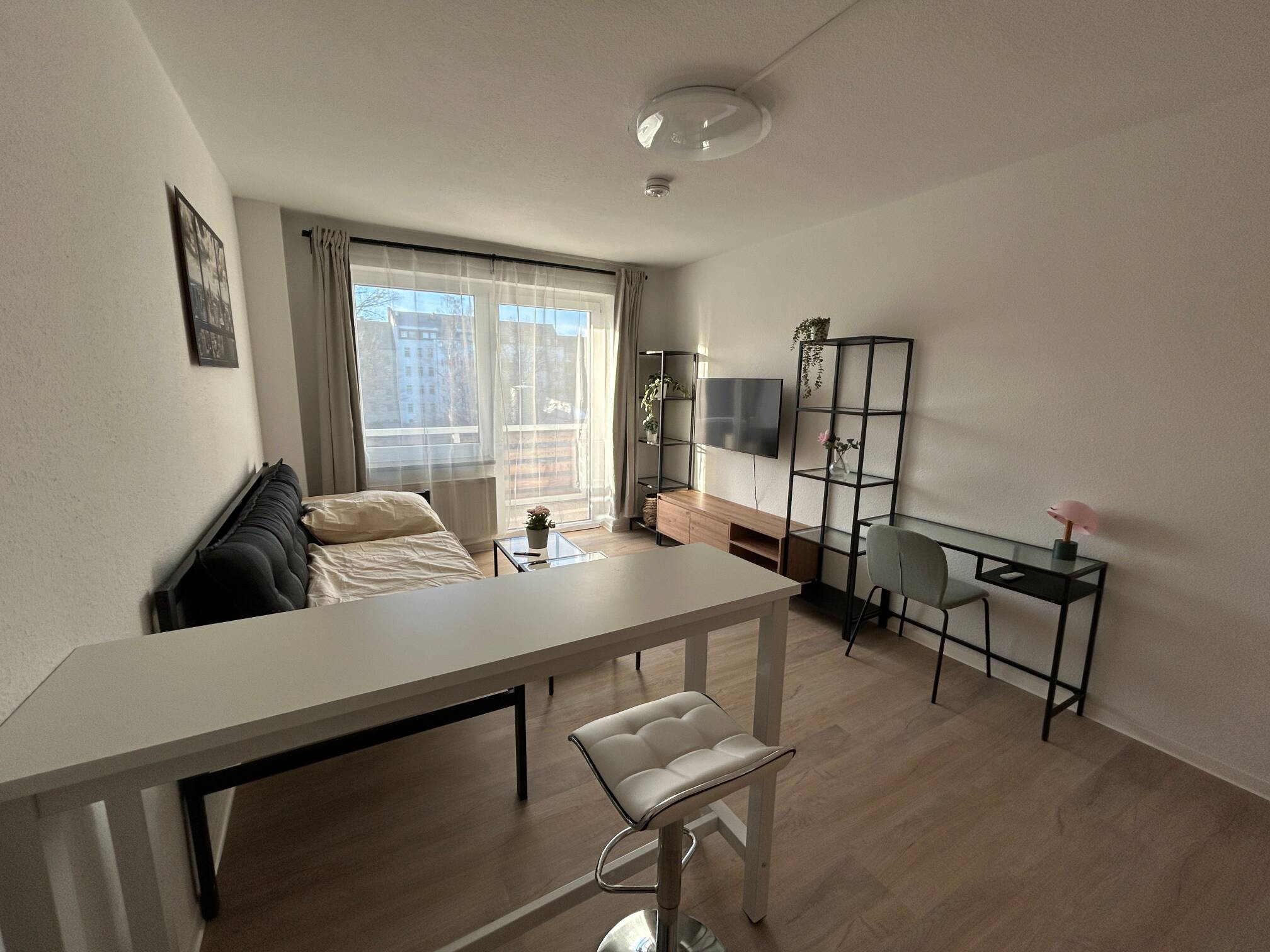 Modernes, möbliertes Apartment mit Balkon – Chemnitz – Vorschaubild 3