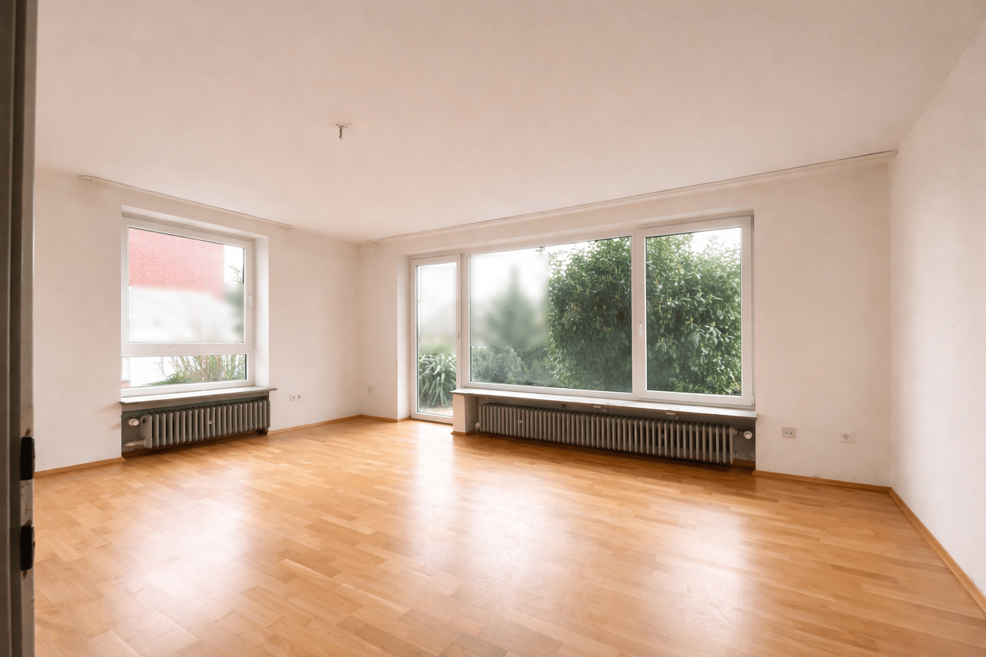 Einfamilienhaus mit großem Garten, Terrasse und Garage in Baunatal-Altenbauna – Baunatal – Bild 1 von 8