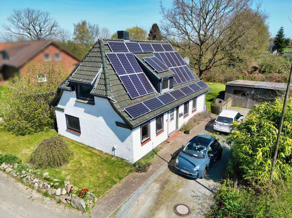 Charmantes Landhaus mit PV-Anlage, Kaminofen, Garten, modernem Bad und Entwicklungspotenzial in Böel – Böel – Bild 1 von 9