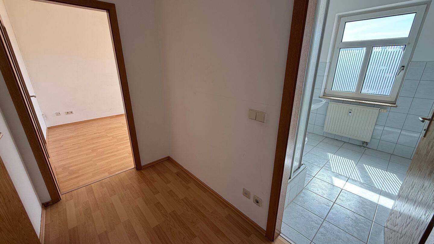 3. OG / Bad mit Dusche + Fenster / EBK inklusive !! – Chemnitz – Vorschaubild 2