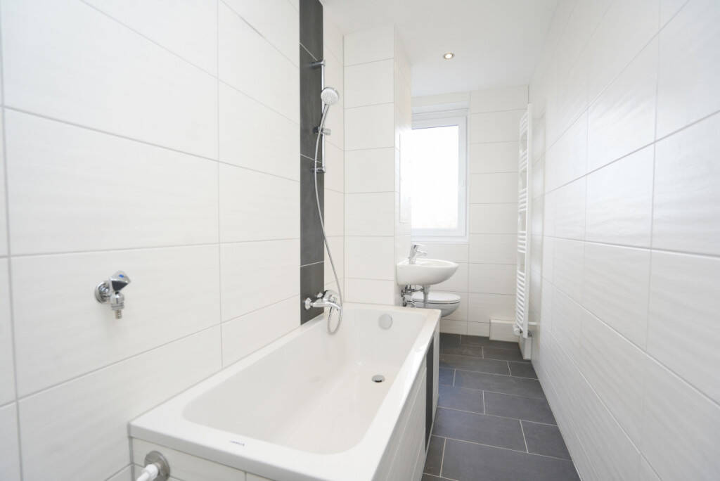 Moderne Wohnung / Balkon / Frisch saniert