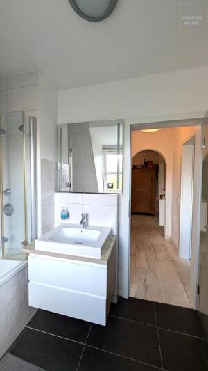 Charmante Dachgeschosswohnung mit Balkon, Gemeinschaftsgarten und Tiefgaragenstellplatz in O-Menzing – 81245 München – Vorschaubild 5