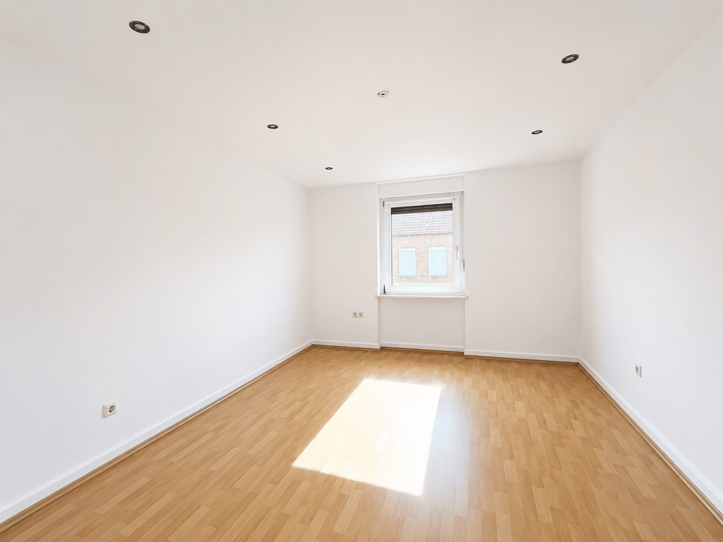 Helle 3-Zimmer-Wohnung mit Balkon, hochwertiger Einbauküche und großem Privatgarten. – Saarbrücken – Vorschaubild 9