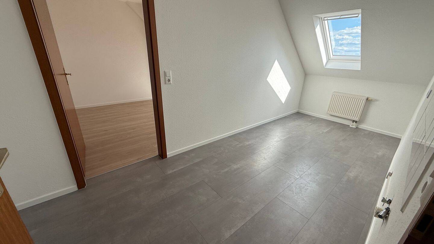 Gemütliche Whg. mit Dachschrägen - NEUES Laminat u.v.m. – Chemnitz – Vorschaubild 5