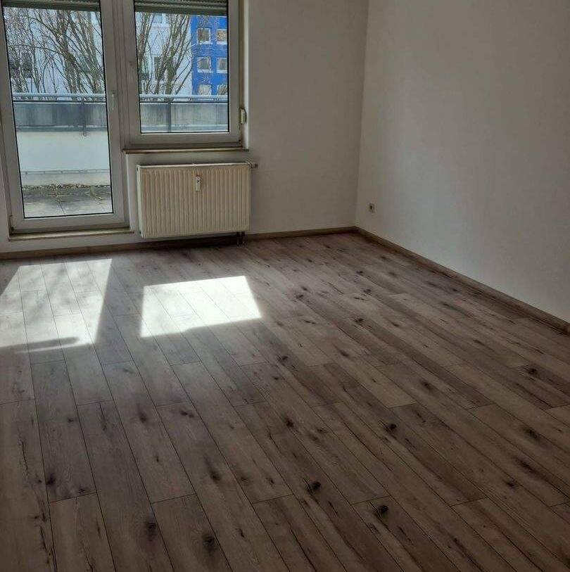 frisch renovierte 2-Raum-Wohnung mit großer Dachterrasse: sofort einziehen und wohlfühlen !