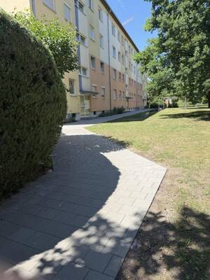 Hochwertig kernsanierte 2-Zimmerwohnung mit Balkon und Stellplatz - Campus-nah in Erlangen-Bruck