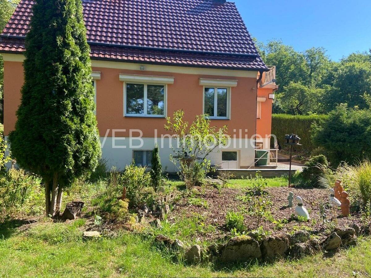Tolles Einfamilienhaus mit großem Grundstück, Doppelgarage & traumhafte Lage im Grünen. – 7749 Jena – Bild 1 von 6