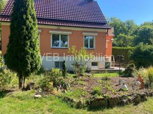 Tolles Einfamilienhaus mit großem Grundstück, Doppelgarage & traumhafte Lage im Grünen.