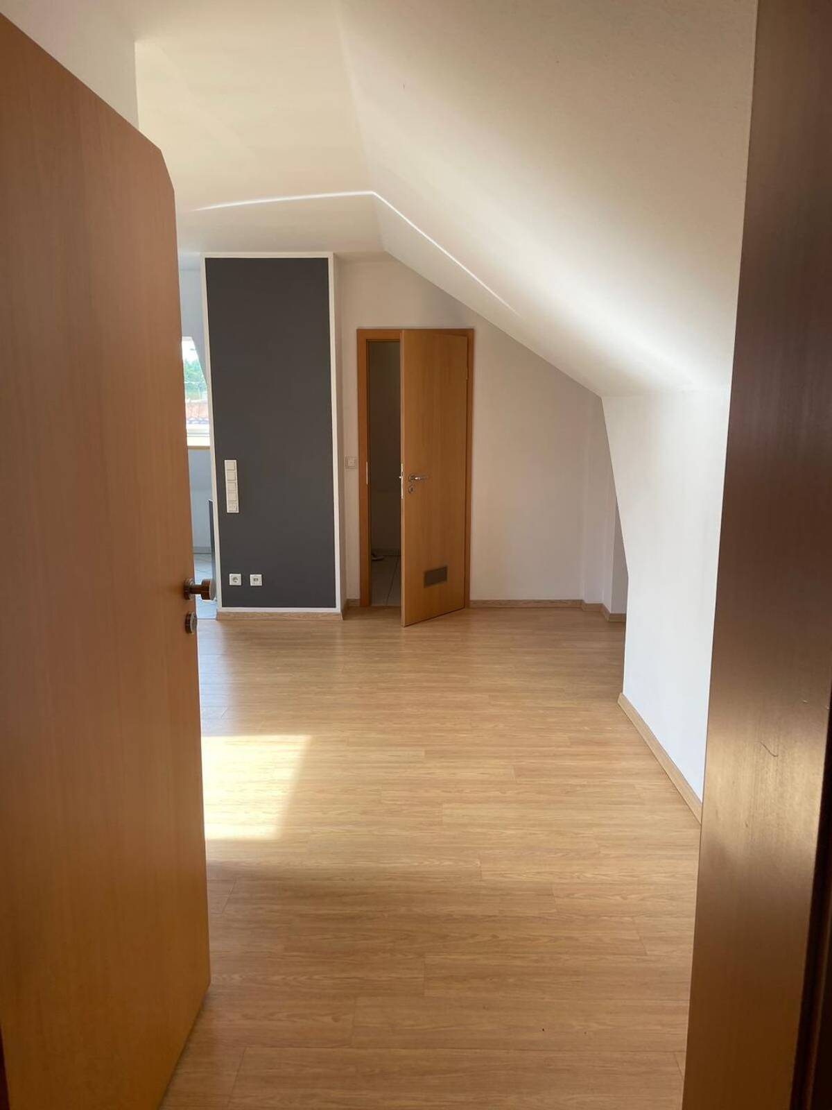 Moderne 2 Zimmer Dachgeschosswohnung zentral gelegen in Neustadt an der Aisch – 91413 Neustadt an der Aisch – Bild 1 von 8