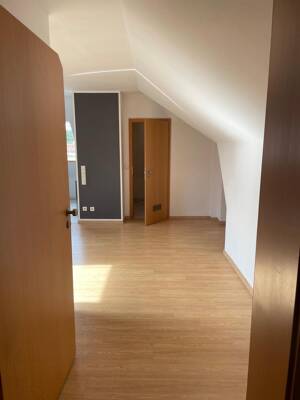 Moderne 2 Zimmer Dachgeschosswohnung zentral gelegen in Neustadt an der Aisch