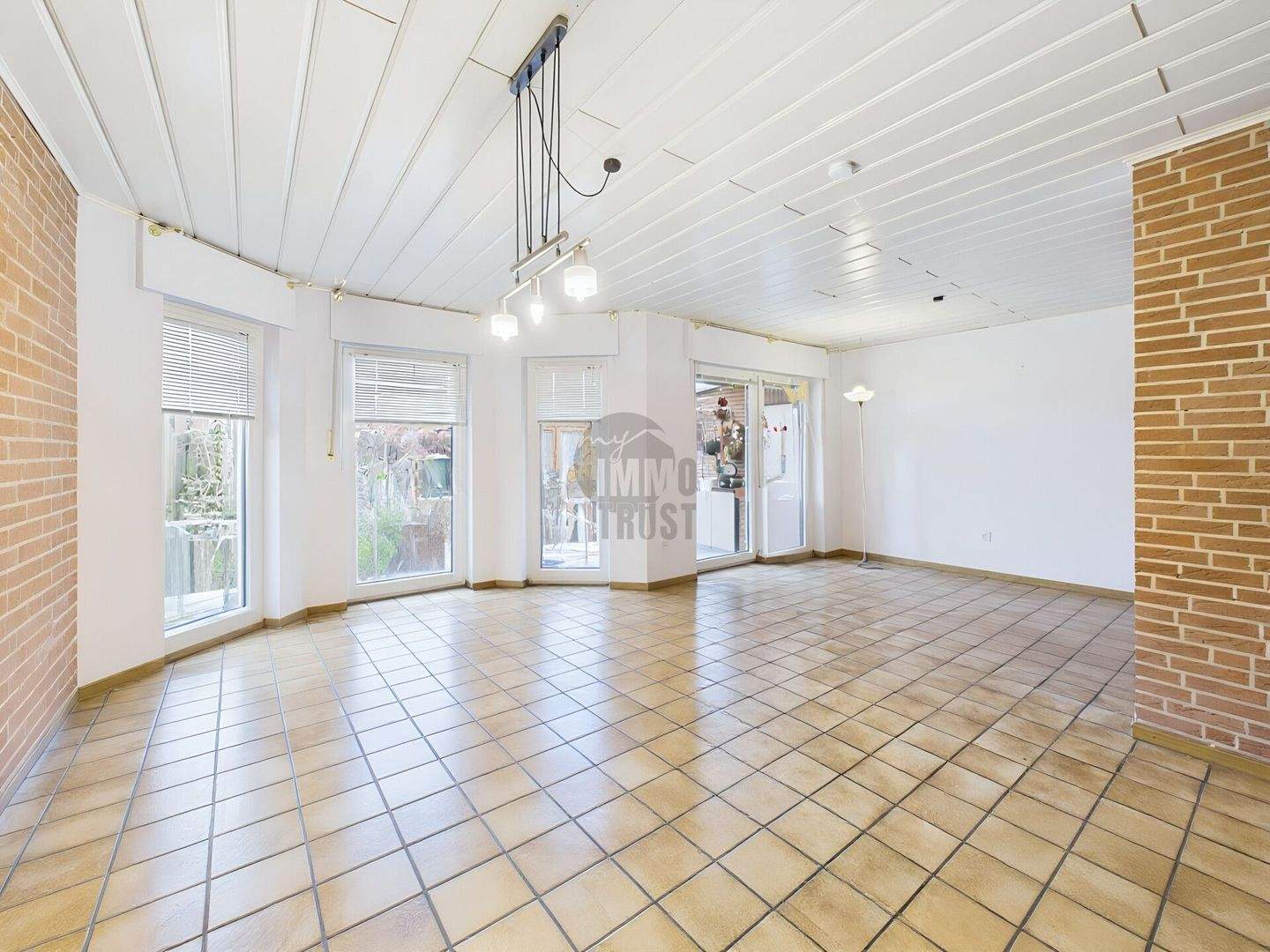 BUNGALOW IN RUHIGER LAGE MIT KAMIN, FUSSBODENHEIZUNG, MODERNEM BADEZIMMER UND ELEKTRISCHER GARAGE – Oldenburg – Vorschaubild 6