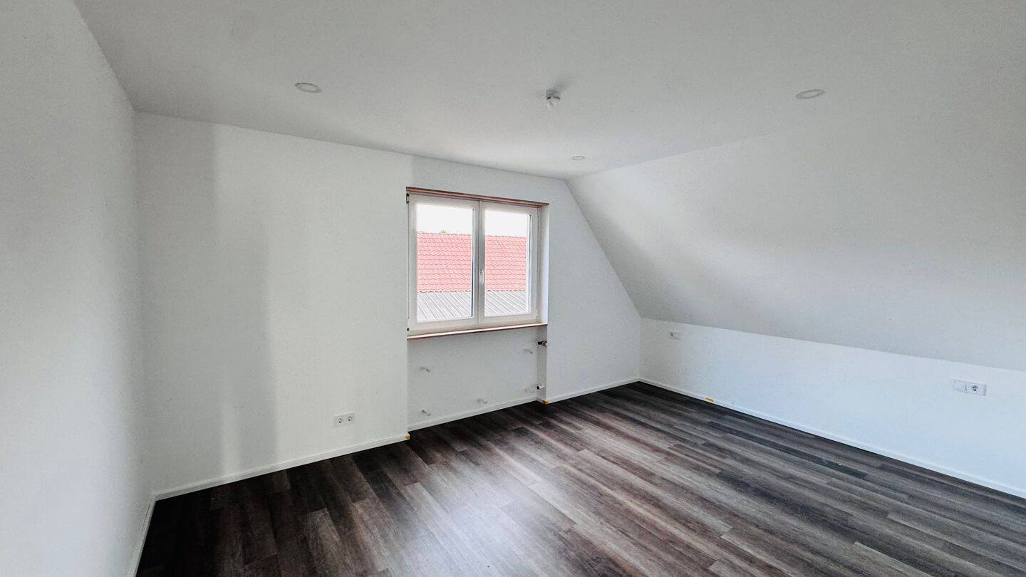 2-ZKB Dachgeschosswohnung Erstbezug nach Kernsanierung – Püttlingen – Vorschaubild 2
