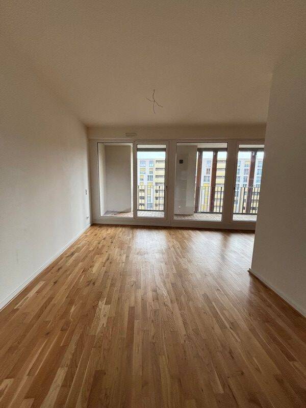 Großzügige 3-Raum-Wohnung mit Einbauküche, Gäste-Bad und Balkon