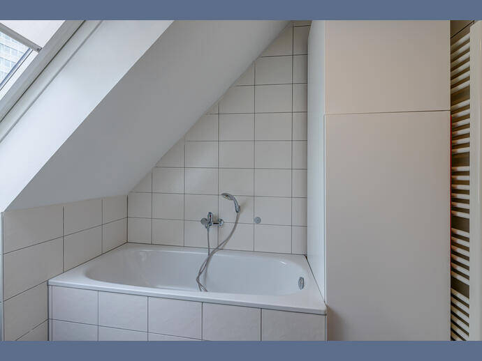 Möbliert: Wunderschöne Dachgeschosswohnung in Schwabing – München – Vorschaubild 9