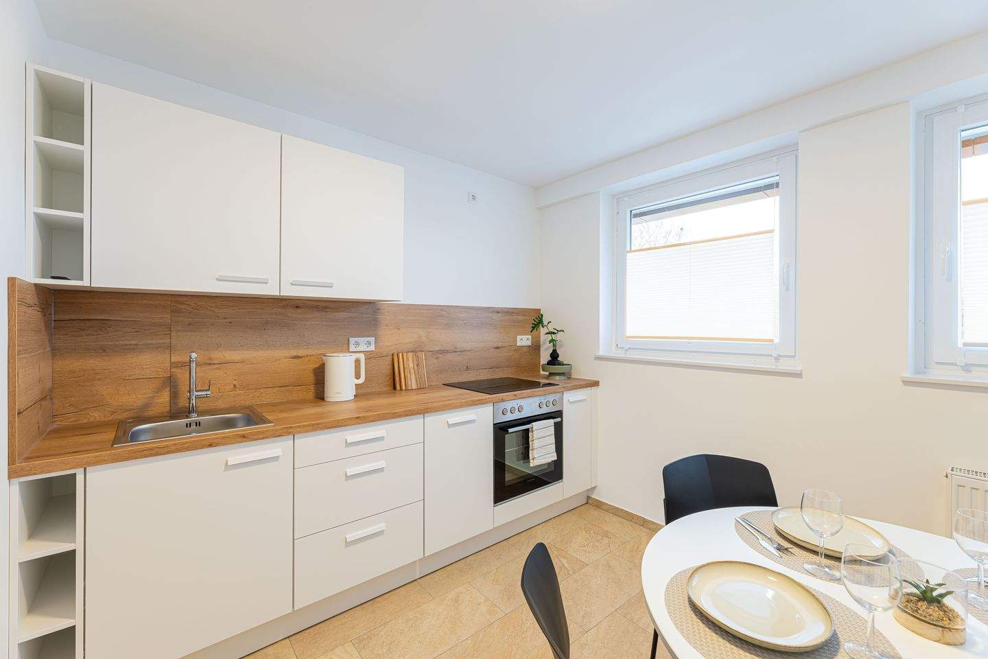 Möblierte, sanierte 2-Zimmer-Wohnung mit separater Küche & Balkon – Nürnberg – Vorschaubild 5