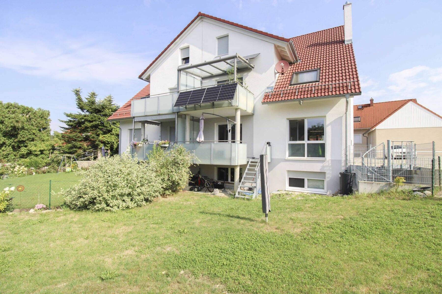 Solide Anlage: Neuwertige Erdgeschosswohnung mit Balkon und Garten – Oberhausen – Bild 1 von 9