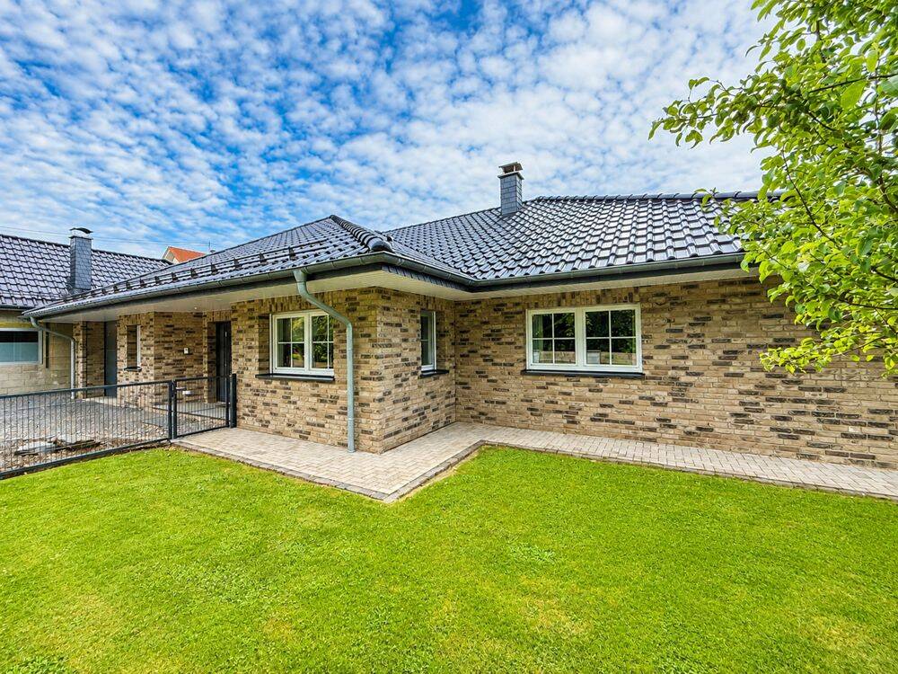 Exklusiver Bungalow mit großer Hobbygarage auf schönem Grundstück – Maroth – Vorschaubild 2