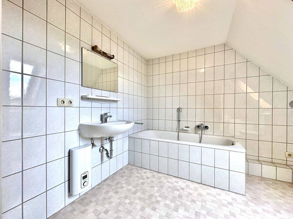 Charmantes Einfamilienhaus mit Garten, Scheune in beliebter Lage! Sofort frei! – Heinersreuth – Vorschaubild 6