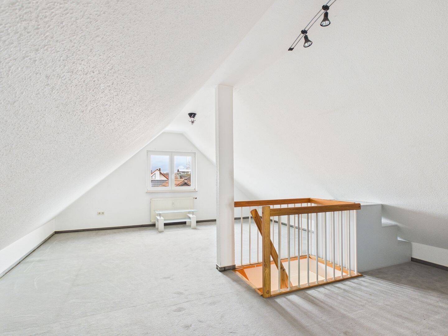 Helle Maisonette 60 m² mit Dachstudio 25 m², Balkon mit schöner Aussicht und Kfz-Stellplatz