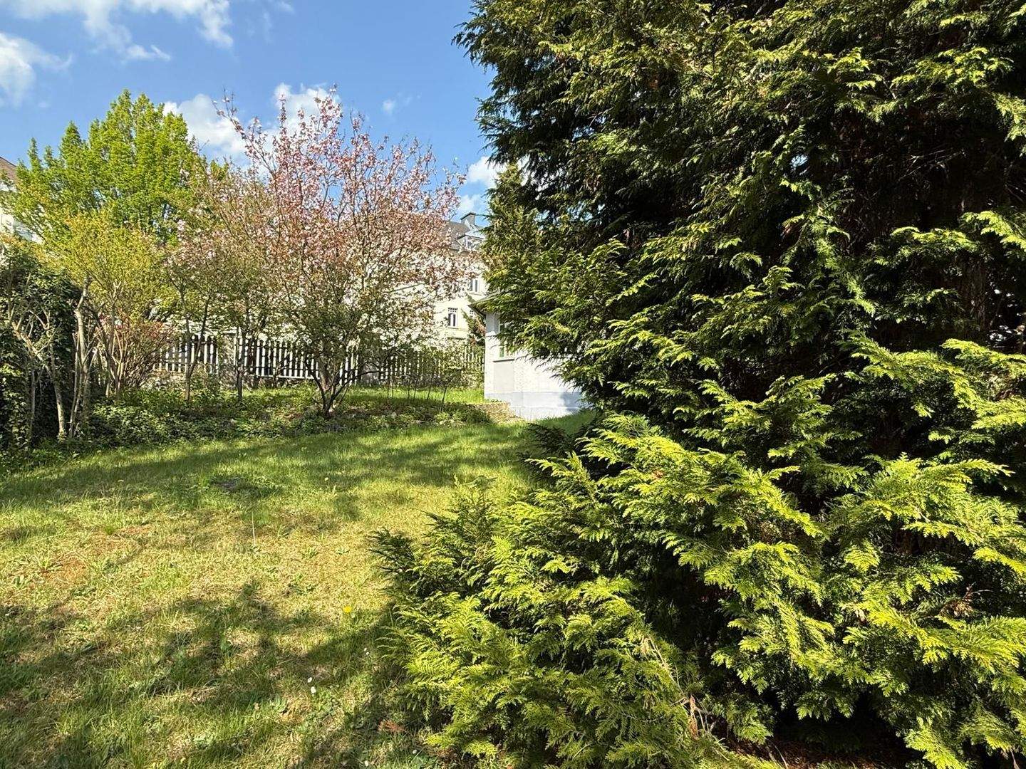 Attraktive Villa mit 2 schönen Wohnungen - Teilungserklärung vorhanden - großzügiger, parkähnlicher Garten, Garagenhof & Werkstatt – Hof – Vorschaubild 5