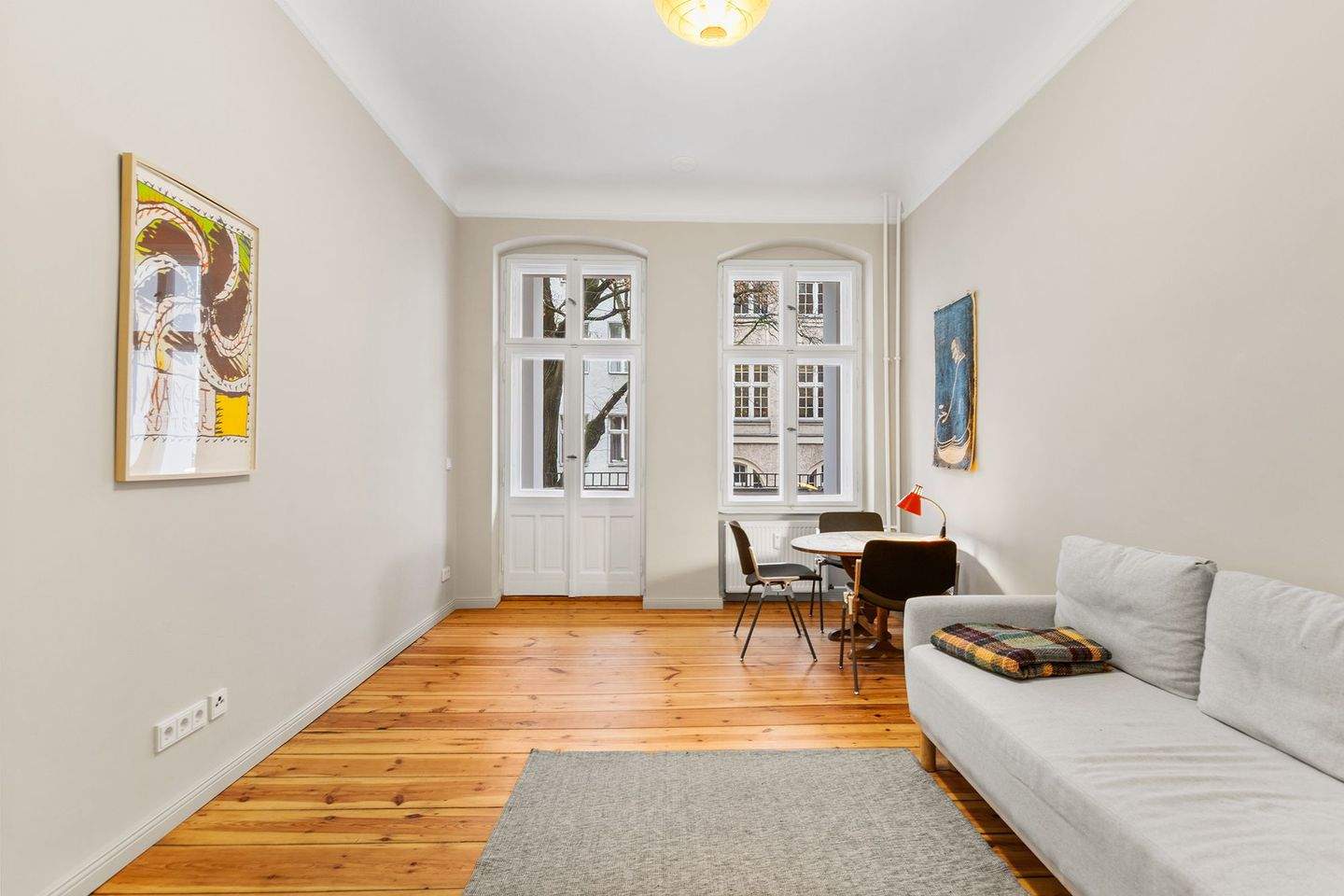 Bezugsfrei & geschmackvoll saniert: 2-Zimmer-Altbauwohnung mit Balkon im Boddinkiez – Berlin – Bild 1 von 9