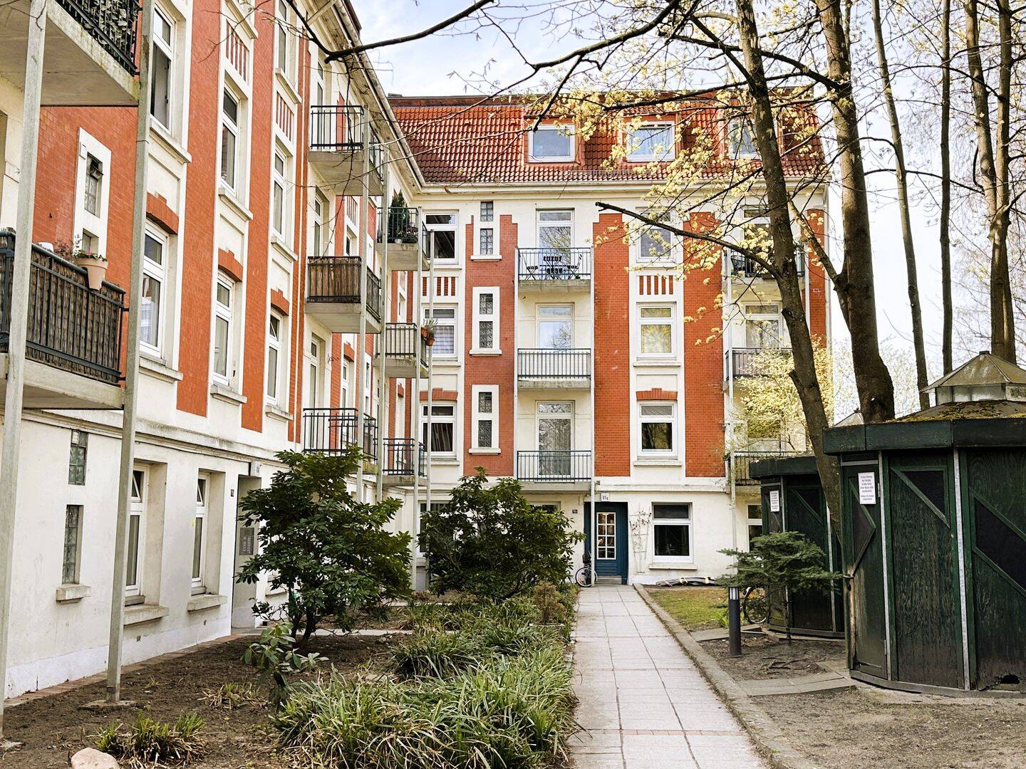 Vollständig sanierte Erdgeschoss-Wohnung mit neuer Einbauküche in beliebter Lage von Barmbek-Süd – Hamburg – Bild 1 von 9