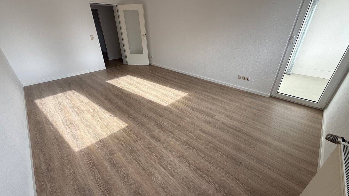 3. OG mit Lift - Süd-Balkon - NEUES Laminat - Lift + TG-Stellplatz – Chemnitz – Vorschaubild 2