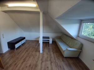 einfache Dachgeschosswohnung, 45m2 Grundfläche, ca. 34,5 m2 an liebe nicht rauchende Dame zu vermieten
