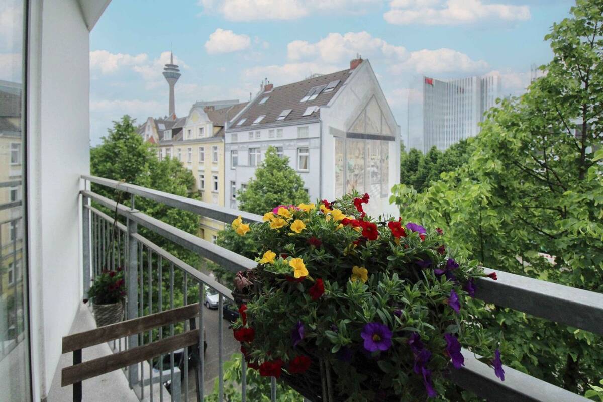 Zentral und bezugsfrei: Möbliertes 1 Zimmerappartement in Unterbilk direkt am Medienhafen – 40219 Düsseldorf – Bild 1 von 8