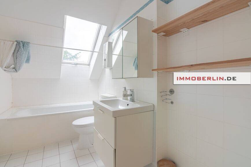 IMMOBERLIN.DE - Schöne Dachgeschosswohnung mit Südterrasse & Pkw-Stellplatz – Berlin – Vorschaubild 4